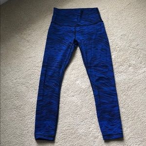 Lululemon Navy Black Wave print leggings 🌊